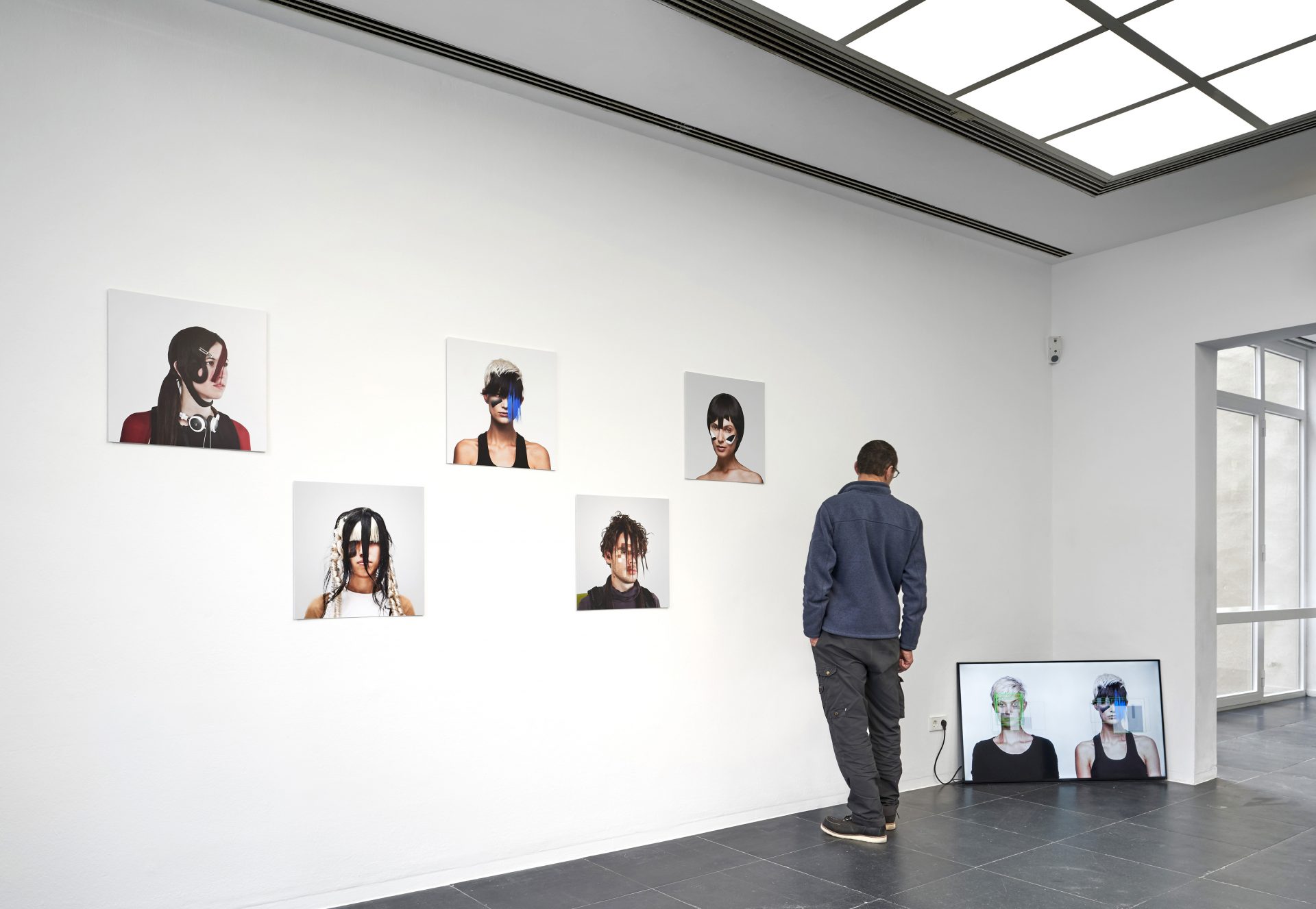 Adam Harvey – CV Dazzle, Installation view Frankfurter Kunstverein